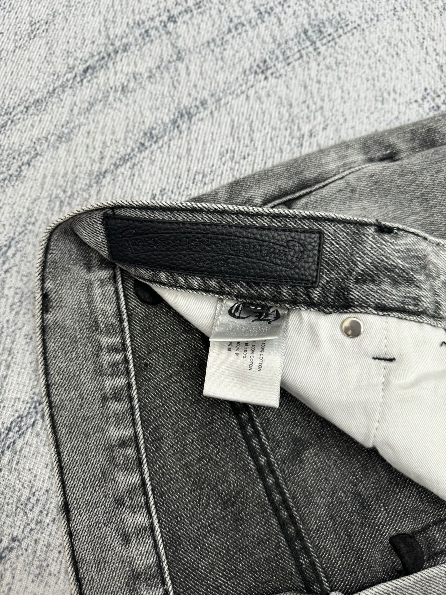P750 Chrome Heat CH limited flame patch leather jeans Size: 30/32/34/36/38 This jeans is a store VIP limited edition (can only be purchased by store VIPs) and is not an official website model, so it is even rarer. When we got it back, we found that these pants were different from the usual 501 version. These pants were made of CH's own soleplate, not the 501 soleplate. So I can only customize the fabrics myself and rely on various relationships to get the raw material fabrics. The washing process also took dozens of attempts to finally achieve the effect we wanted. This pair of pants uses a total of 35 pieces of leather, all of which are second-layer cowhide. Therefore, whether the material is leather label or wash label, fabric or hardware, the mold needs to be re-opened and the cross must be sewn manually (in order to restore it, it can only be done manually).